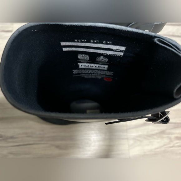 CLEARANCE| Hunter Back Adjustable Rain Boots in great condition - W6 - Picture 5 of 6